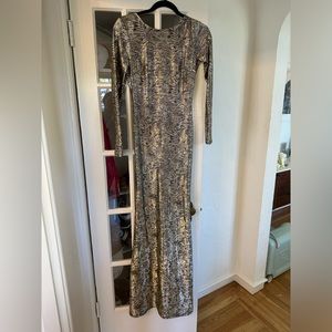 Beautiful floor length dress, backless. Size small. Worn once to gala.